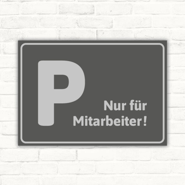 Parkplatz nur für Mitarbeiter grau edel