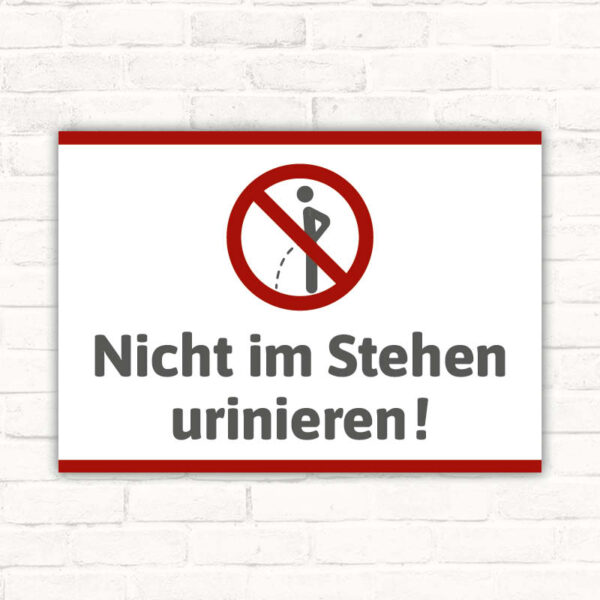 Schild Nicht im Stehen urinieren