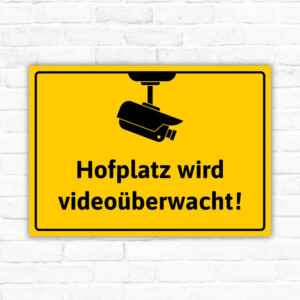 Schild Hofplatz wird videoüberwacht Videoüberwachung