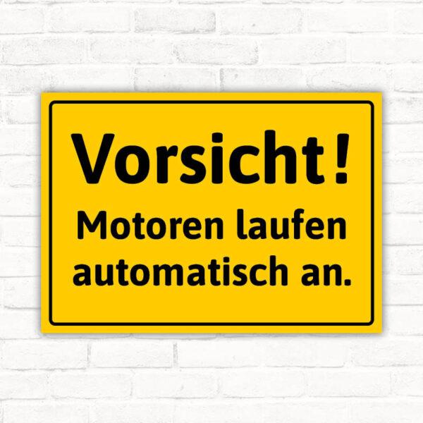 Schild Vorsicht! Motoren laufen automatisch an.