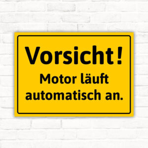 Schild Vorsicht! Motor läuft automatisch an.