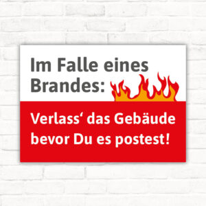 Schild Im Falle eines Brandes: Verlass das Gebäude bevor Du es postest