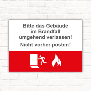 Schild Bei Feuer Gebäude verlassen bevor Du es postest
