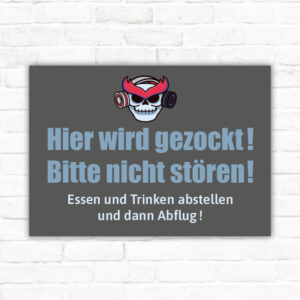 „Hier wird gezockt! Bitte nicht stören!“ – Das ultimative Schild für Gamer Bist du ein leidenschaftlicher Gamer oder kennst jemanden, der beim Zocken keine Störungen duldet? Mit unserem Schild „Hier wird gezockt! Bitte nicht stören!“ machst du von Anfang an klar, dass hier ein Gamer am Werk ist. Dieses Schild bringt nicht nur deine Leidenschaft zum Ausdruck, sondern sorgt auch dafür, dass dich niemand bei deiner Lieblingsbeschäftigung unterbricht. Perfekt für dein Gaming-Paradies Jeder Gamer weiß, wie wichtig ungestörte Konzentration ist – sei es beim nächsten epischen Bosskampf, einem spannenden Online-Match oder beim Eintauchen in eine neue Spielewelt. Mit diesem Schild schützt du deine wertvolle Zeit und sorgst für Ruhe in deinem Gamingroom. Es eignet sich ideal für: Gamer-Zimmer: Perfekt für die Tür oder die Wand. Lan-Partys: Setze ein klares Statement für konzentriertes Spielen. Kinderzimmer: Ein tolles Geschenk für junge Gamer. Arbeitszimmer mit Gaming-Ecke: Zeige, dass hier gezockt wird! Langlebig und hochwertig – Qualität, auf die du zählen kannst Unser Schild wird aus robustem Alu-Verbundmaterial gefertigt, das sich durch hohe Stabilität und Langlebigkeit auszeichnet. Dieses Material eignet sich sowohl für den Innen- als auch für den geschützten Außenbereich und überzeugt durch seine pflegeleichte Oberfläche. Die Vorteile des Materials: Kratzfest und stabil: Ideal für den langfristigen Einsatz. Witterungsbeständig: Kann auch in feuchten Räumen problemlos verwendet werden. Leicht zu reinigen: Einfach mit einem feuchten Tuch abwischen, und das Schild sieht aus wie neu. Cooles Design für echte Gamer Das Schild „Hier wird gezockt! Bitte nicht stören!“ ist nicht nur eine klare Ansage, sondern auch ein stylisches Accessoire für deinen Gamingroom. Die auffällige Gestaltung mit einer klaren Botschaft und coolem Schriftstil macht es zu einem echten Hingucker. Die Kombination aus modernem Design und klarer Aussage bringt deinen Gamer-Style perfekt zur Geltung. Es zeigt, dass du Gaming ernst nimmst – und genau das macht es zu einem Must-have für alle, die ihre Leidenschaft stolz präsentieren wollen. Einfache Anbringung – flexibel und unkompliziert Egal, wo du das Schild anbringen möchtest – es lässt sich leicht und flexibel montieren. Dank der vorgebohrten Löcher kannst du es mit Nägeln oder Schrauben befestigen. Alternativ kannst du es mit doppelseitigem Klebeband oder Haken an Türen, Wänden oder Möbeln anbringen. Deine Montagemöglichkeiten: Befestigung mit Schrauben oder Nägeln. Aufhängung mit Klebeband oder Schnüren. Anlehnung an Regale oder Möbel für einen lässigen Look. Eine tolle Geschenkidee für Gaming-Fans Du suchst nach einem originellen Geschenk für einen Gamer? Dieses Schild ist die perfekte Wahl! Ob zum Geburtstag, zu Weihnachten oder einfach als kleine Aufmerksamkeit – Gamer jeden Alters werden sich über dieses humorvolle und praktische Accessoire freuen. Warum ein Schild von Schildbruder? Bei Schildbruder setzen wir auf hochwertige Materialien und durchdachte Designs. Unsere Schilder verbinden Funktionalität mit Stil und bieten dir eine langlebige Lösung, die sich perfekt in deine Räume einfügt. Unser Schild „Hier wird gezockt! Bitte nicht stören!“ ist ein weiterer Beweis für unsere Leidenschaft für Qualität und kreative Gestaltung. Wir wissen, wie wichtig individuelle Schilder sind – deshalb achten wir darauf, dass jedes Detail stimmt. Mit unserem breiten Angebot findest du für jeden Anlass das passende Schild, das deine Persönlichkeit und deinen Lebensstil widerspiegelt. Setze ein Zeichen – bestelle jetzt! Mach keine halben Sachen, wenn es um deinen Gamingroom geht. Mit dem Schild „Hier wird gezockt! Bitte nicht stören!“ bringst du Stil, Humor und Funktionalität in deinen Raum. Bestelle jetzt bei Schildbruder und zeige allen, dass hier ein echter Gamer am Werk ist. Mit Schildbruder bist du immer auf der sicheren Seite – in Sachen Qualität, Design und Aussagekraft. Zögere nicht und bringe deinen Gamingroom auf das nächste Level!