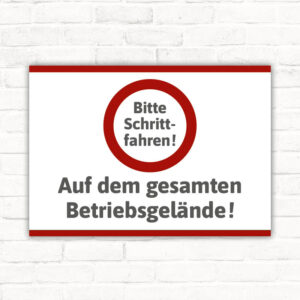 Schild Bitte Schrittfahren auf dem gesamten Betriebsgelände