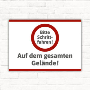 Schild Bitte Schrittfahren auf dem gesamten Gelände
