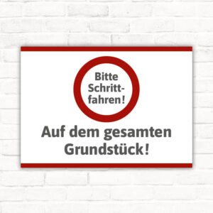 Schild Bitte Schrittfahren auf dem gesamten Grundstück