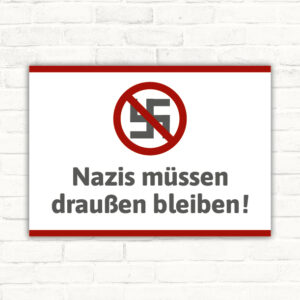 Nazis bleiben draußen! Schild mit durchgestrichenem Hakenkreuz