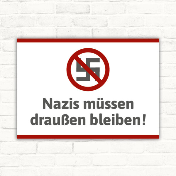 Nazis bleiben draußen! Schild mit durchgestrichenem Hakenkreuz