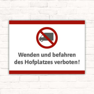 Schild Wenden und Befahren des Hofplatzes verboten! Schild mit durchgestrichenem Transporter