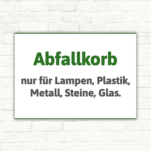 Abfallkorb Schild mit dem Text nur für Lampen, Plastik, Metall, Steine, Glas in Grün und Grau auf weißem Hintergrund