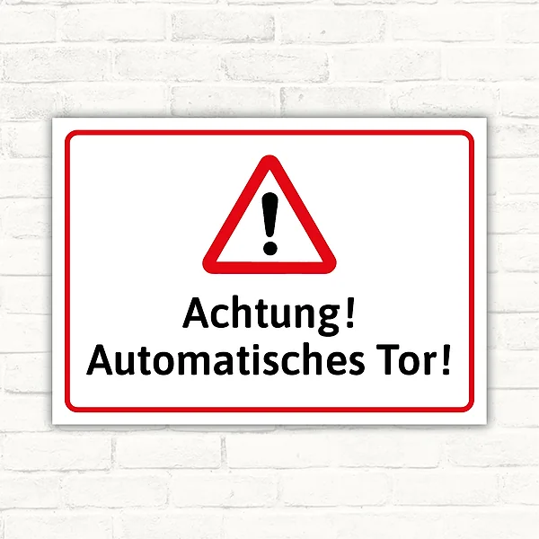 Warnschild mit der Aufschrift Achtung! Automatisches Tor! mit Warnsymbol im Querformat