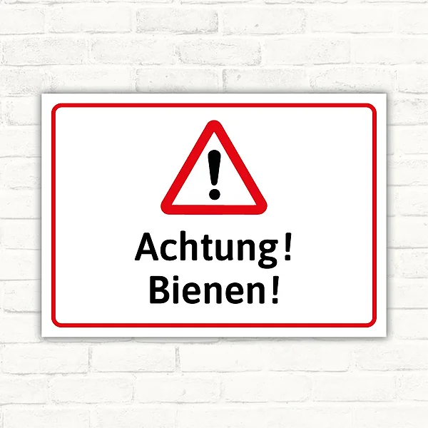 Warnschild mit rotem Dreieck und Ausrufezeichen sowie dem Text „Achtung! Bienen!“