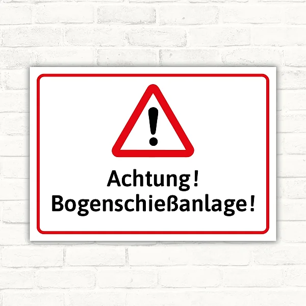 Achtung Schild mit Warnsymbol und dem Text Bogenschießanlage