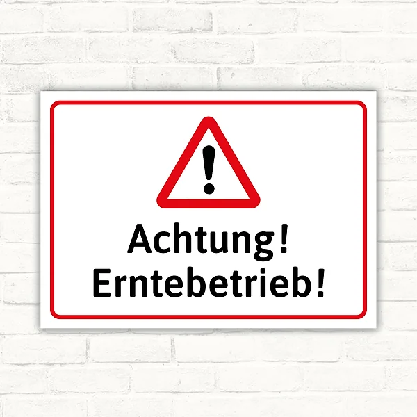 Achtung Erntebetrieb Schild mit rotem Warndreieck und schwarzem Ausrufezeichen