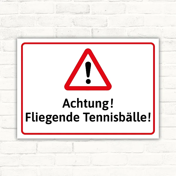 Achtung! Fliegende Tennisbälle! Warnschild mit Warnsymbol und rotem Rahmen