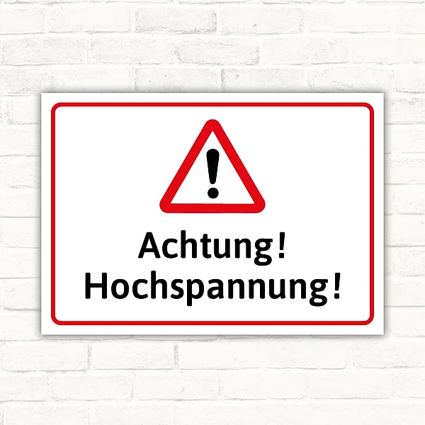 Warnschild mit rotem Warn-Dreieck und dem Text Achtung! Hochspannung!