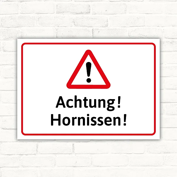 Warnschild mit rotem Warnsymbol und dem Text Achtung! Hornissen!