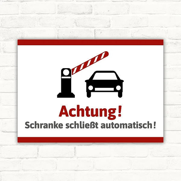 Warnschild mit dem Text Achtung! Schranke schließt automatisch! und Schrankenbaum-Symbol
