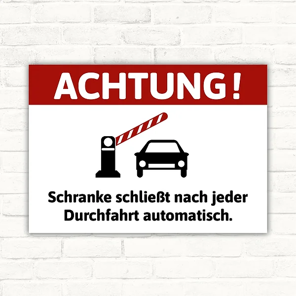 Warnschild mit der Aufschrift Achtung Schranke schließt nach jeder Durchfahrt automatisch, mit Schrankenbaum und Auto-Symbol.