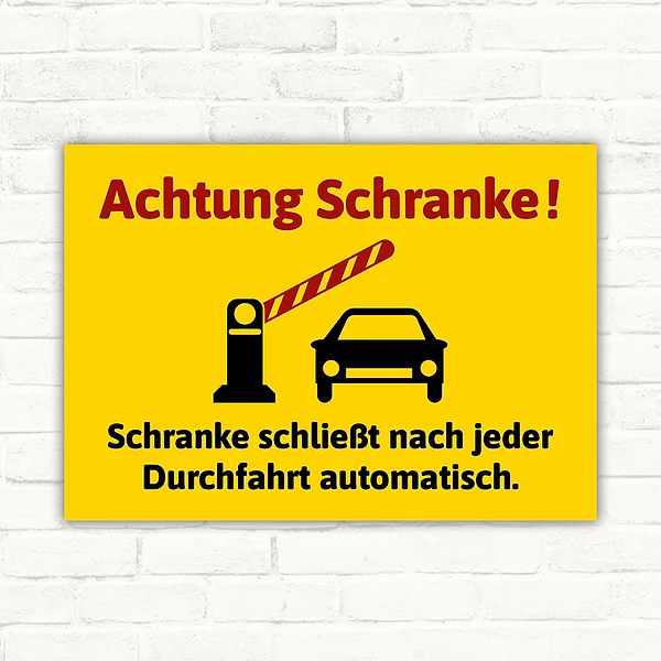 Achtung Schranke Schild mit gelbem Hintergrund, roter Überschrift, schwarzem Schrankenbaum und Auto sowie dem Text Schranke schließt nach jeder Durch-