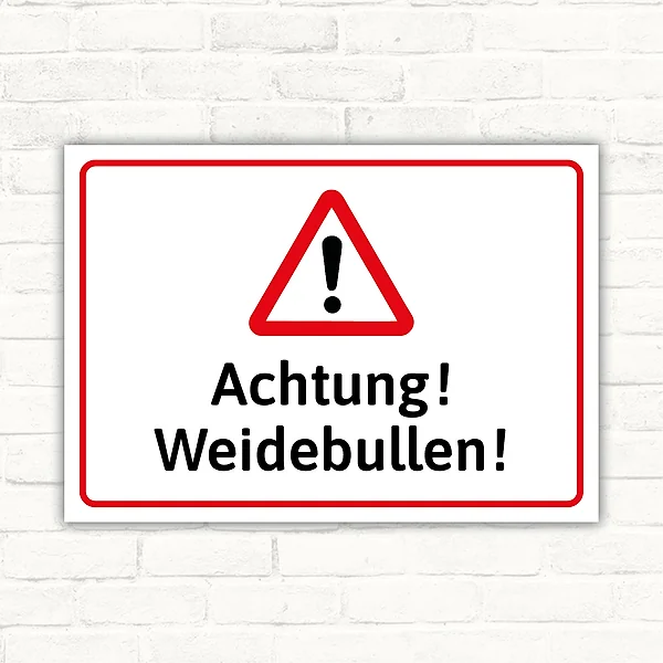 Achtung Weidebullen Schild mit rotem Warndreieck und schwarzem Text