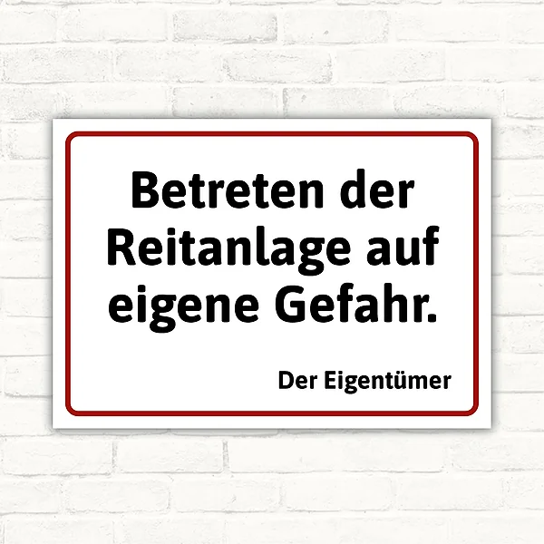 Schild mit der Aufschrift Betreten der Reitanlage auf eigene Gefahr. Der Eigentümer