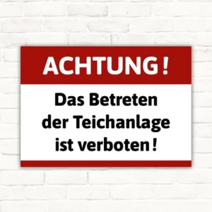 Verbotsschild mit der Aufschrift „ACHTUNG! Das Betreten der Teichanlage ist verboten!“ in Rot, Weiß und Schwarz
