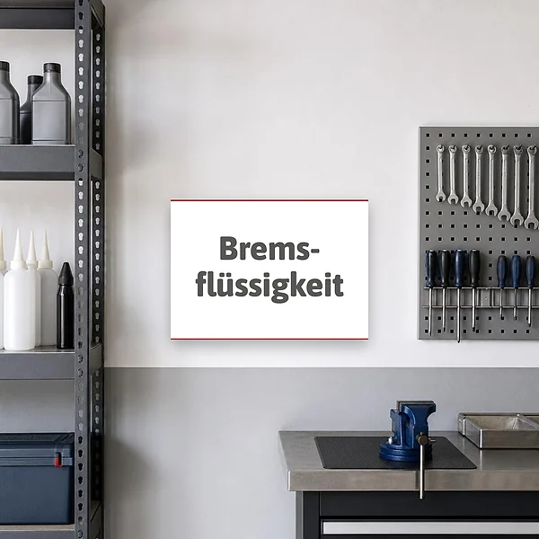 Ein Bremsflüssigkeit-Hinweisschild im Werkstattbereich zur klaren Kennzeichnung eines Regals oder Technikraums