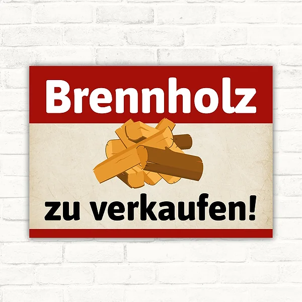 Schild mit dem Motivtext „Brennholz zu verkaufen!“ und Holzscheiten auf hellem Hintergrund