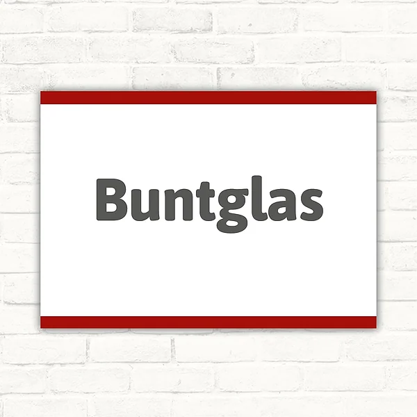 Buntglas Schriftzug auf weißem Hintergrund mit rotem Rand