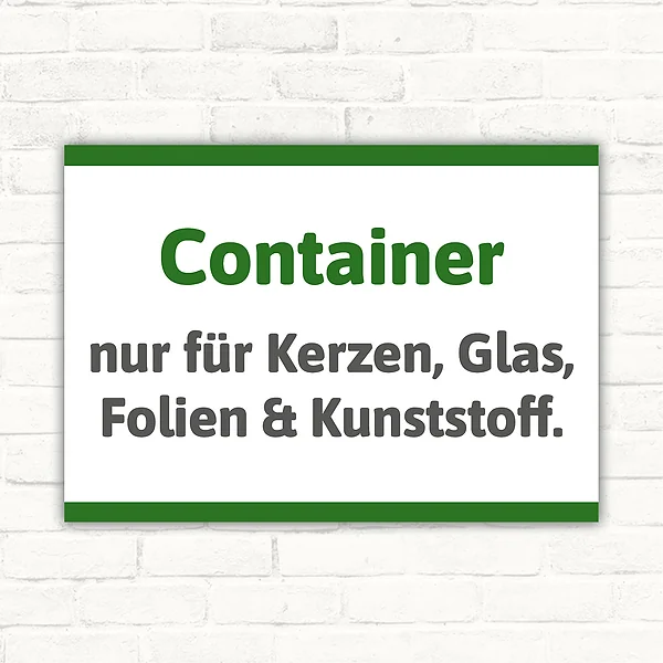 Hinweisschild mit dem Text Container nur für Kerzen, Glas, Folien und Kunststoff in Grün und Dunkelgrau auf weißem Hintergrund.