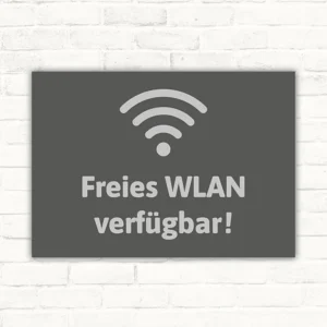 Graues Hinweisschild mit WLAN-Symbol und dem Text „Freies WLAN verfügbar!“