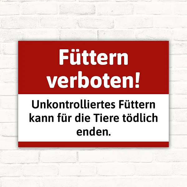 Schild mit dem Text Füttern verboten! Unkontrolliertes Füttern kann für die Tiere tödlich enden.