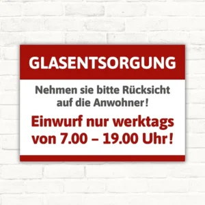 Glasentsorgungsschild mit dem Hinweis auf Einwurf nur werktags von 7.00 bis 19.00 Uhr.