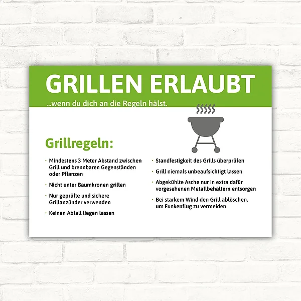 Grillregeln Schild mit der Aufschrift Grillen erlaubt und Hinweisen zu Abstand, Asche, Wind und Aufsicht