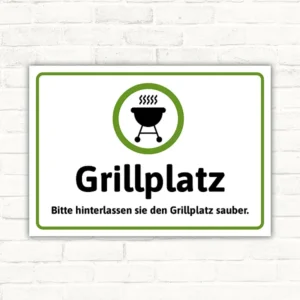 Hinweisschild mit dem Motiv Grillplatz und dem Text Bitte hinterlassen sie den Grillplatz sauber.