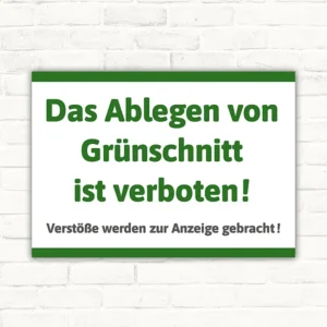 Schild mit dem Text: Das Ablegen von Grünschnitt ist verboten! Verstöße werden zur Anzeige gebracht!