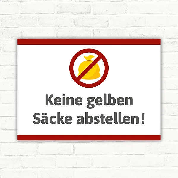 Schild mit der Aufschrift Keine gelben Säcke abstellen und rotem Verbotssymbol über einem gelben Sack