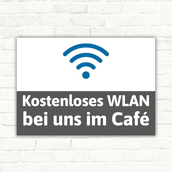 Schild mit WLAN-Symbol und dem Text „Kostenloses WLAN bei uns im Café“ in Blau, Weiß und Grau.