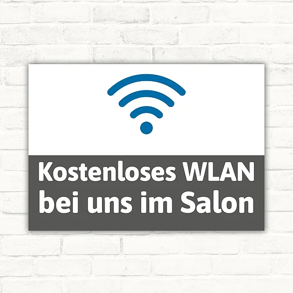 Schild mit blauem WLAN-Symbol und dem Text „Kostenloses WLAN bei uns im Salon“