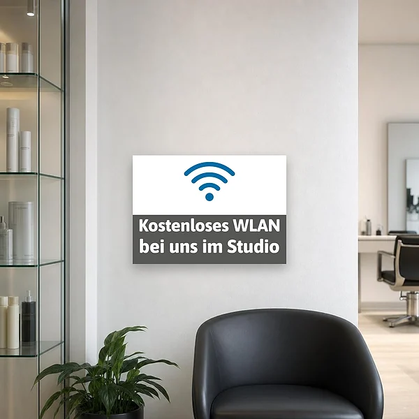 Ein modernes WLAN-Hinweisschild im Studio- oder Empfangsbereich, das Gästen den kostenlosen Internetzugang an der Wand anzeigt