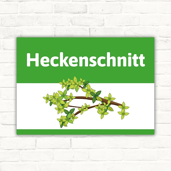 Schild mit der Aufschrift Heckenschnitt und einem Ast mit grünen Blättern