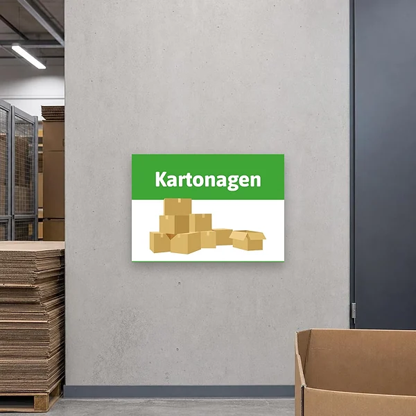 Ein Kartonagen-Hinweisschild an einer Sammelstelle oder im Lagerbereich, das die Entsorgung von Kartons und Wellpappe klar markiert