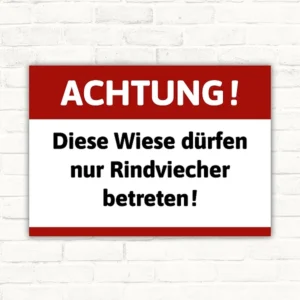 Schild mit roter Kopfzeile und dem Text „ACHTUNG! Diese Wiese dürfen nur Rindviecher betreten!“