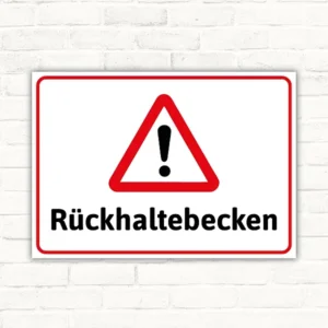 Warnschild mit rotem Warndreieck und der Aufschrift Rückhaltebecken