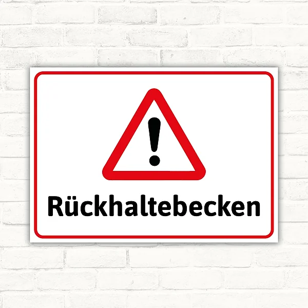 Warnschild mit rotem Warndreieck und der Aufschrift Rückhaltebecken