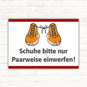 Schild mit zwei orangefarbenen Schuhen und dem Text "Schuhe bitte nur Paarweise einwerfen!"