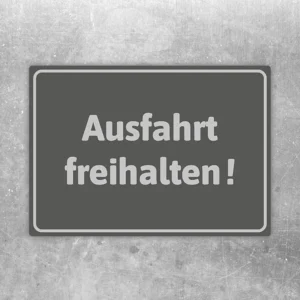 Grauer Aufkleber mit der Aufschrift Ausfahrt freihalten für Zufahrten und Einfahrten.