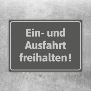 Grauer Aufkleber mit dem Hinweis „Ausfahrt und Einfahrt freihalten“ für Zufahrten und Garagen.